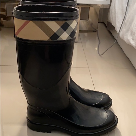 COPY - Burberry Rain Boots Size 40 - Picture 3 of 6